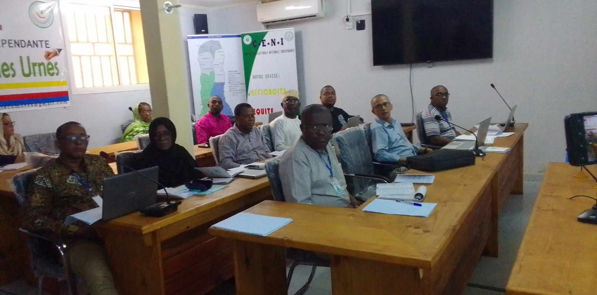 image Les membres de la Ceni en formation